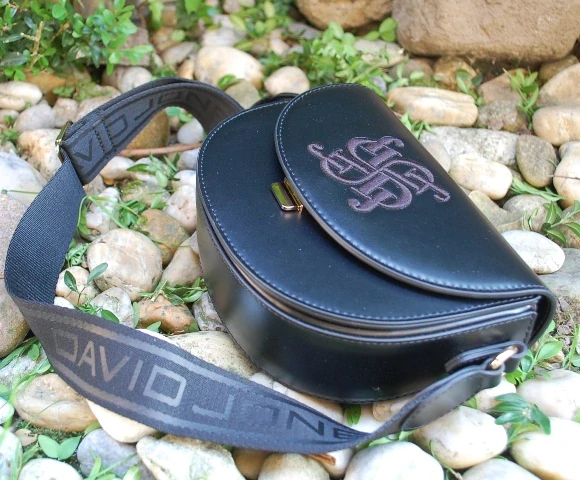 Kabelka čierna matná s výšivkou a ozdobnou prackou