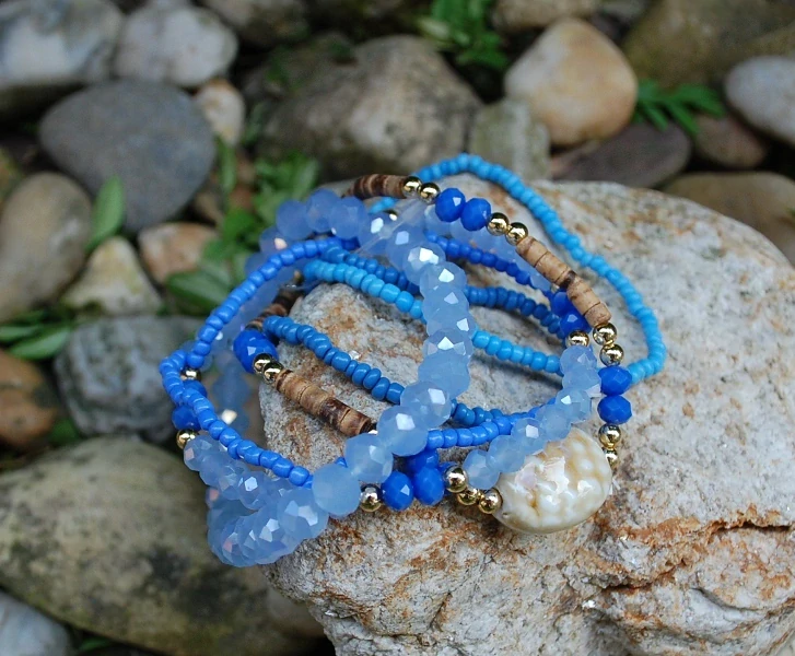 Náramok modrý brúsené sklo zlaté guličky