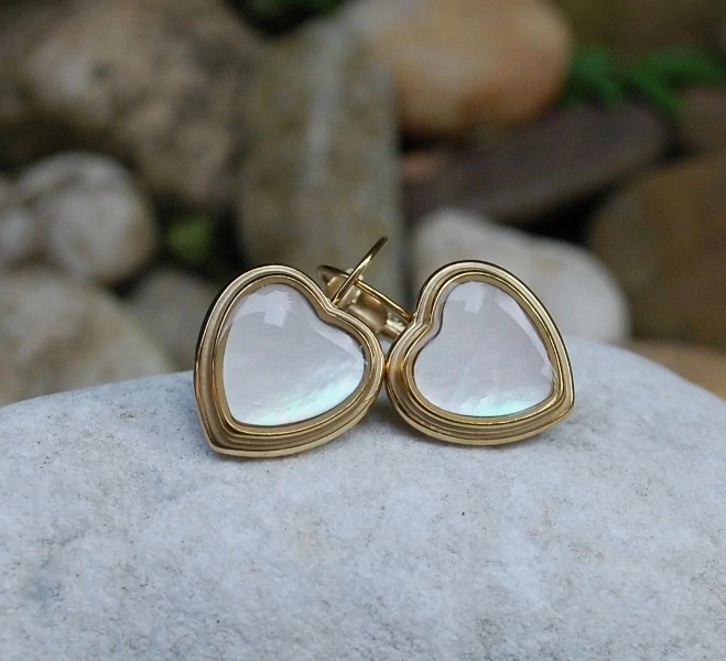 Náušnice srdiečka zlaté s perleťou z chirurgickej ocele  