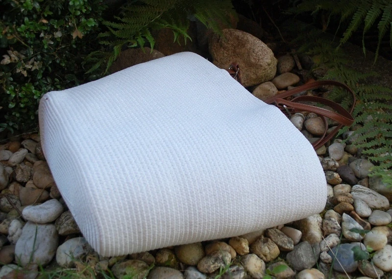 Kabelka biela pletená hnedé koňakové rúčky