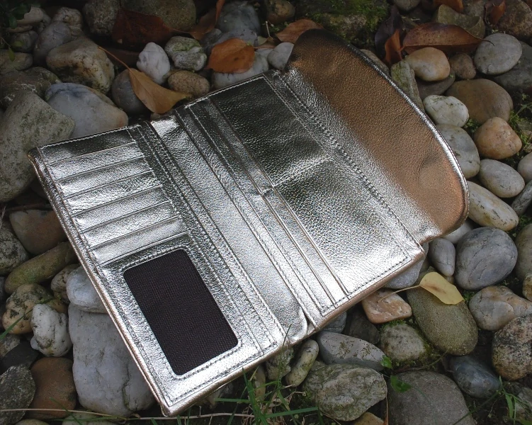 Dámska zlatá kožená peňaženka s leskom