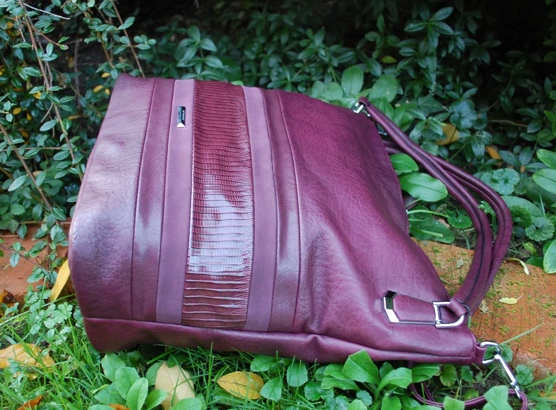 Kabelka bordová ozdobné pásy strieborné kovanie Silvia Rosa