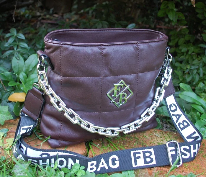 Kabelka hnedá matná strieborná retiazka crossbody