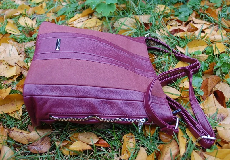 Kabelka bordová tmavá crossbody strieborné kovanie 