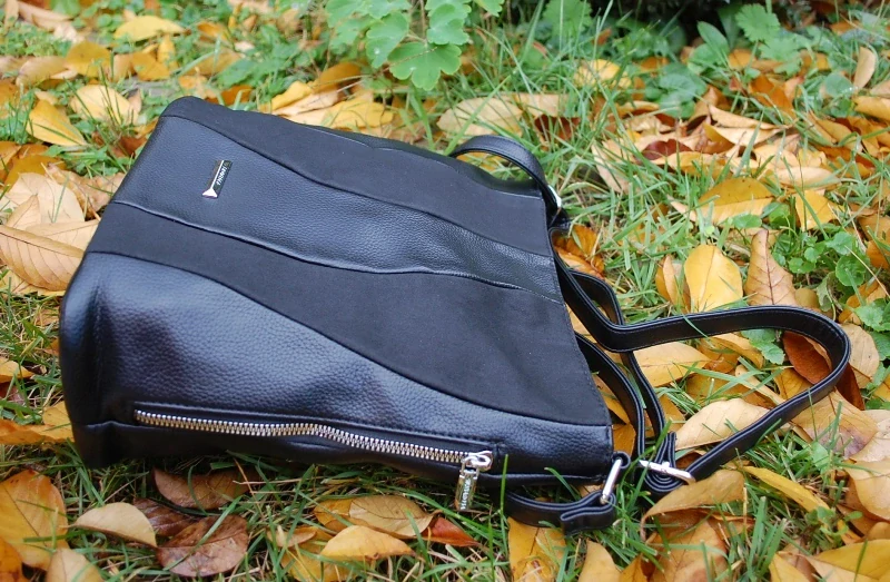 Kabelka čierna crossbody strieborné kovanie 