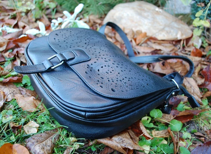 Kabelka čierna s vyrezávaným vzorom