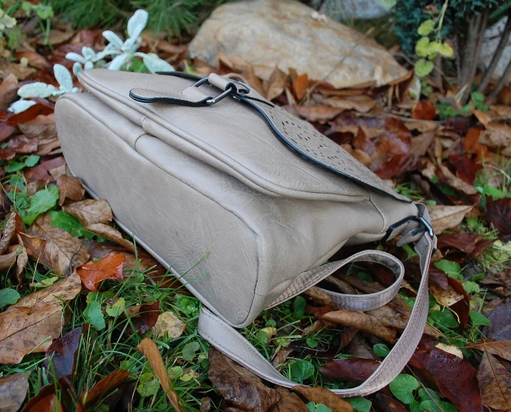 Kabelka krémová tmavá melírovaná s vyrezávaným vzorom