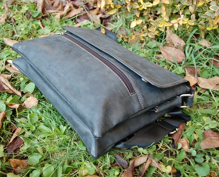  Pánska čierna antracitová matná taška crossbody GESSACI