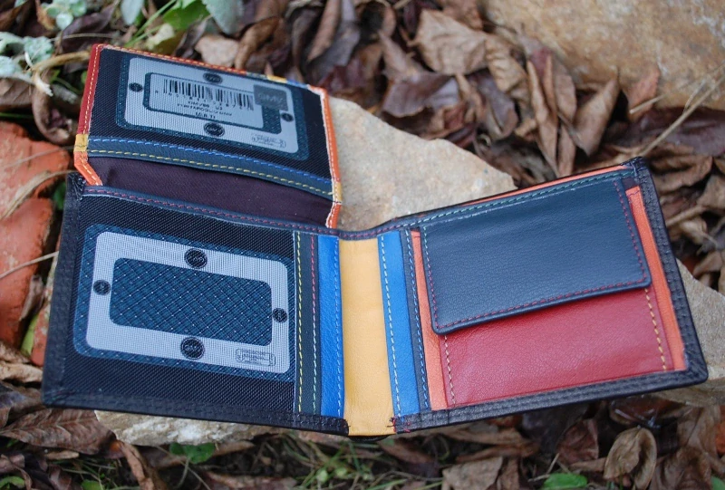 Čierna pánska peňaženka červené modré prešívanie luxusná koža