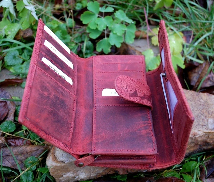 Dámska červená peňaženka s kvetmi matná 