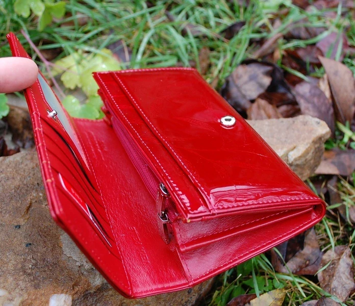 Dámska červená peňaženka lakovaná Pierre Cardin 