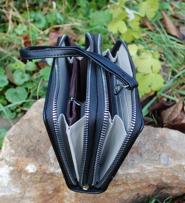 Peňaženka čierna matná strieborné ozdobné zipsy