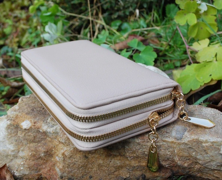 Peňaženka krémová matná zlaté ozdobné zipsy