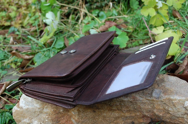 Dámska peňaženka hnedá kožená oddelenia na karty Loranzo