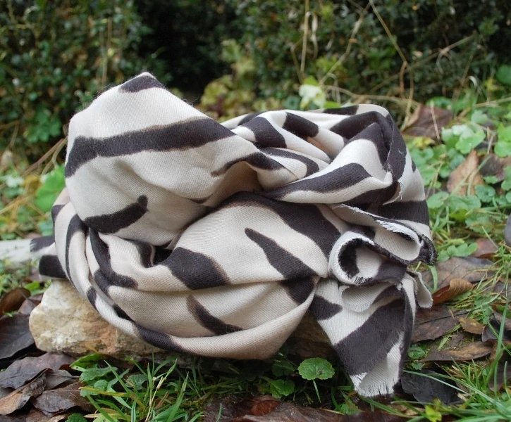 Šál krémový hnedý čierny smotanový