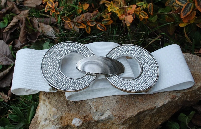 Opasok biely pružný strieborná pracka brúsené sklo  