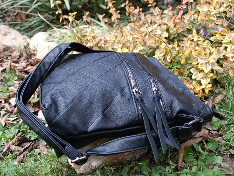 Kabelka čierna strieborné tmavé kovanie