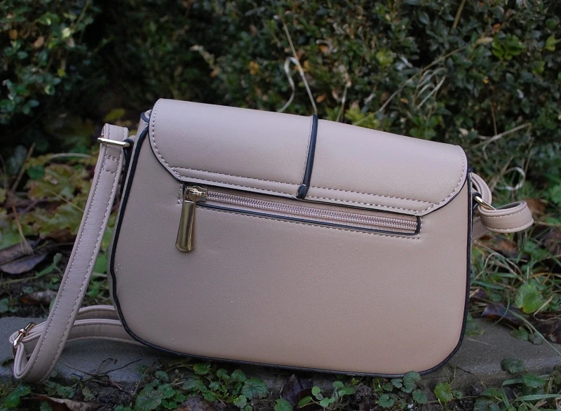 Kabelka krémová zlaté logo CHARRO 