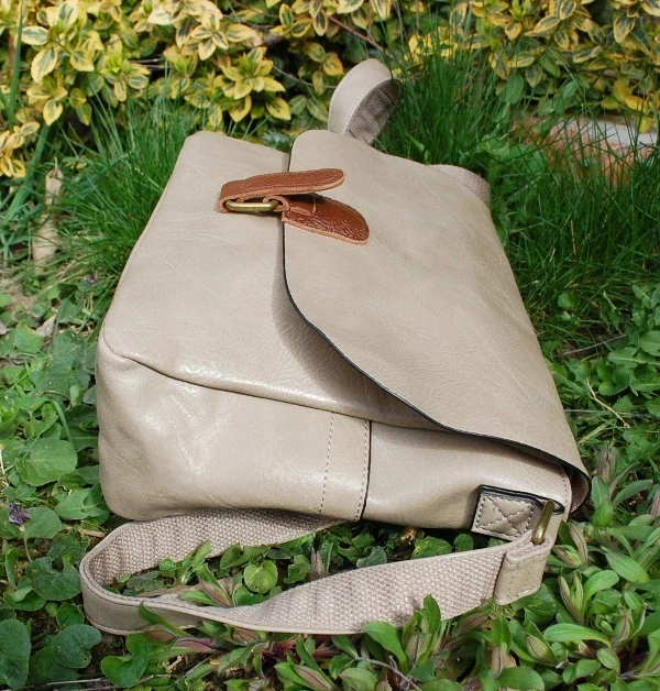 Kabelka krémová tmavá mosadzné kovanie crossbody