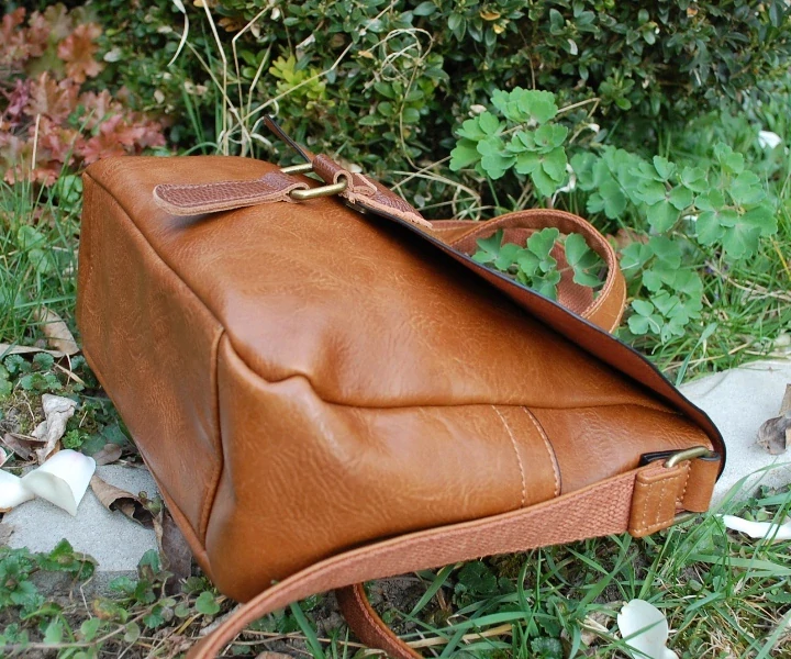 Kabelka hnedá tmavá mosadzné kovanie crossbody