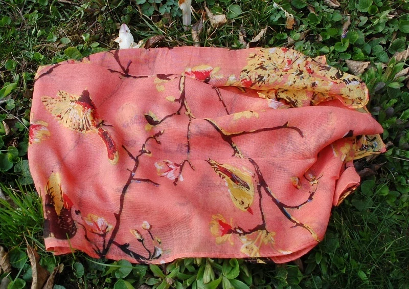 Šál kvety a vtáčiky lososová oranžová krémová modrá čierna