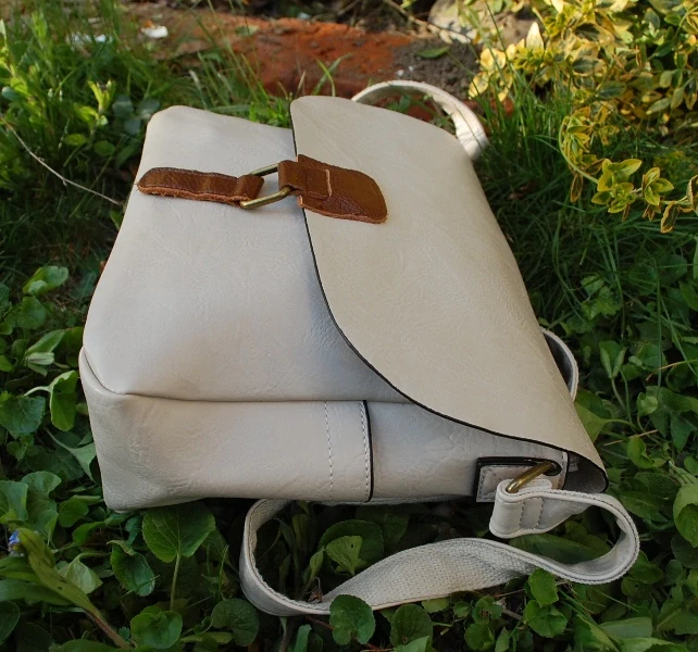 Kabelka smotanová mosadzné kovanie crossbody