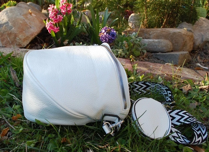 Kabelka biela matná čierno biele ramienko