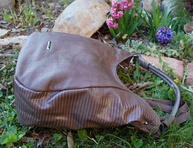 Kabelka hnedá bledá crossbody strieborné kovanie