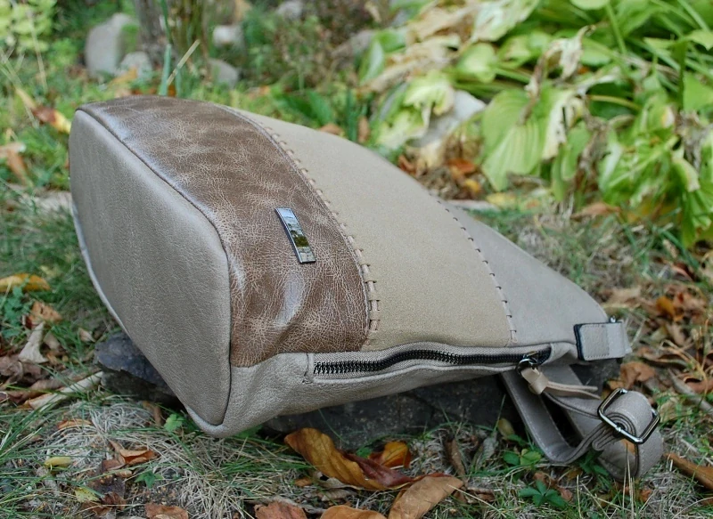 Kabelka hnedá bledá odtieň fango crossbody tmavé kovanie 