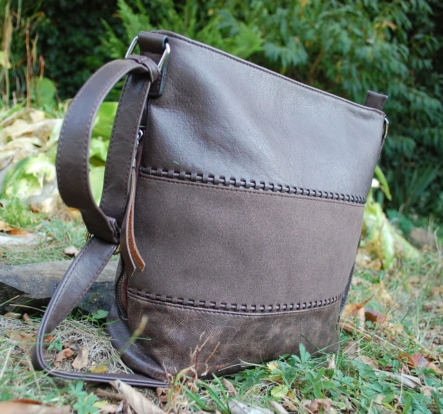 Kabelka hnedá tmavá crossbody tmavé kovanie