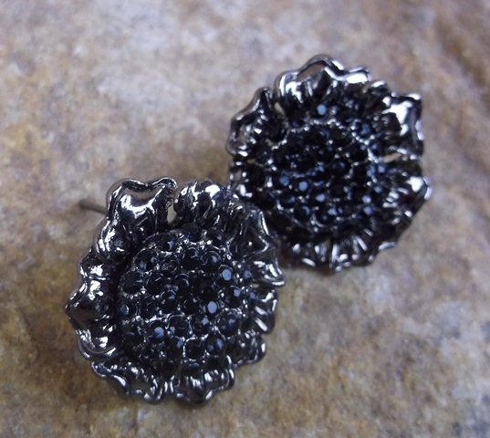 Náušnice striebornej farby vintage čierne brúsené sklo MONA 