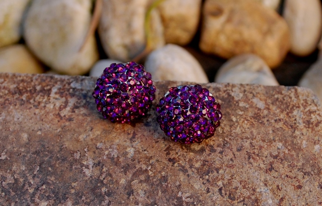 Náušnice striebornej farby brúsené sklo fialové 