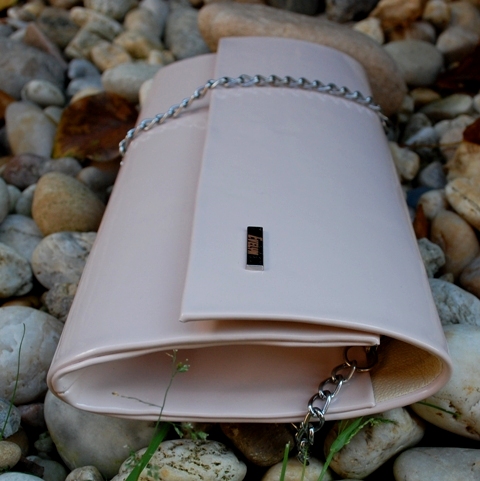 Kabelka púdrová listová lakovaná platnička retiazkové ramienko