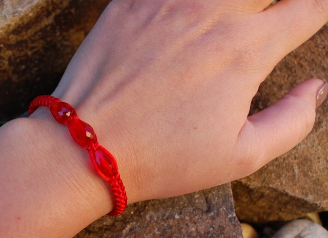  Náramok červená šnúrka brúsené sklo červenej farby