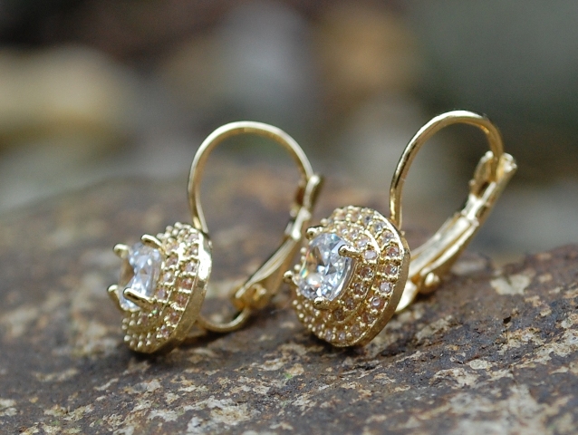 Náušnice zlatej farby brúsené kryštáliky strieborné 