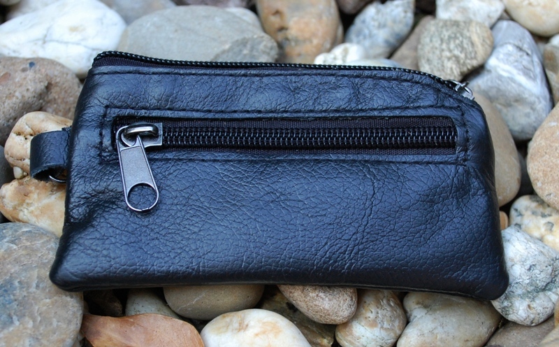 Púzdro čierne na kľúče so zipsom a vreckom