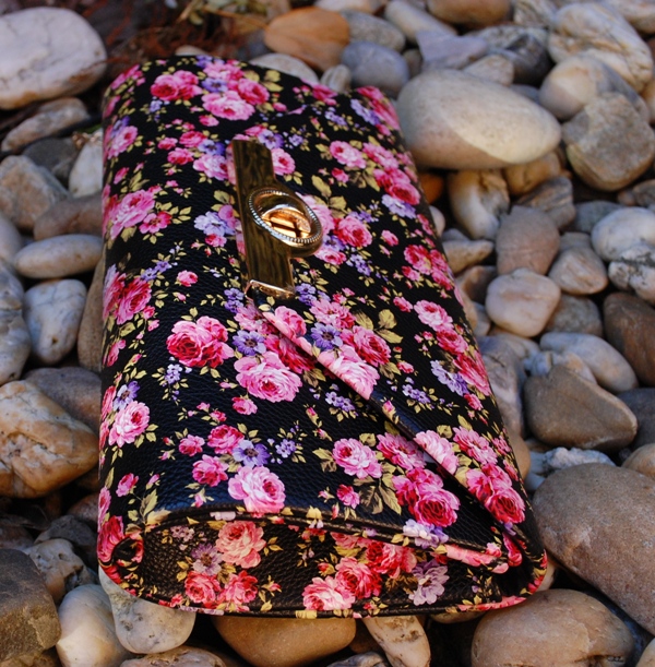 Kabelka čierna kvety ružová červená fialková zelená zlaté kovanie retiazka