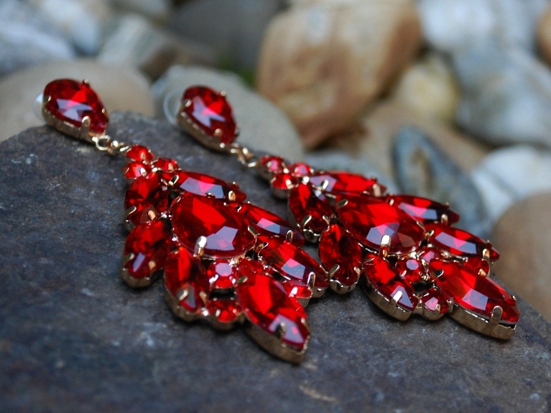 Náušnice červené spoločenské zlatý podklad brúsené sklo 