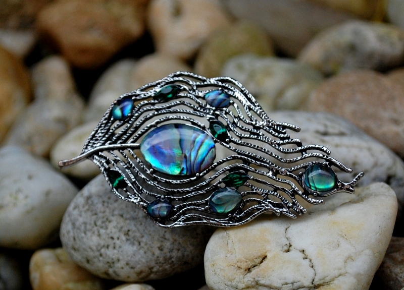 Brošňa pierko strieborná farba brúsené sklo zelené a perleť