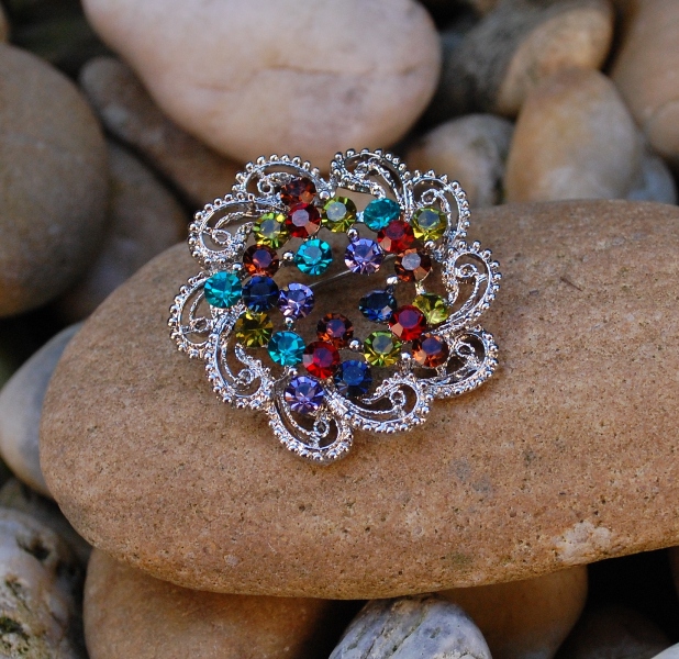 Brošňa strieborná kvet brúsené sklo multicolor 