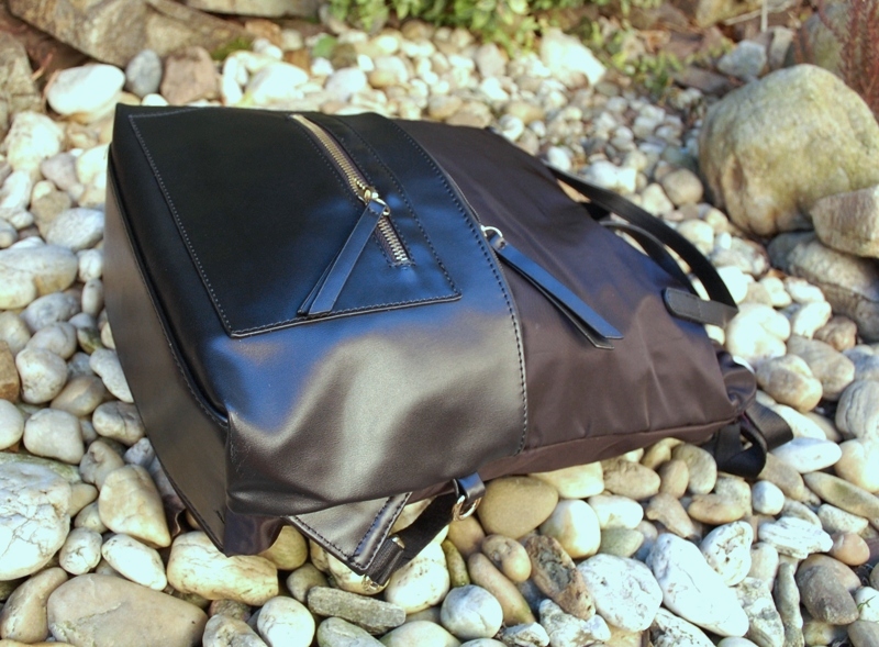 Kabelka čierna crossbody zlaté kovanie ruksak