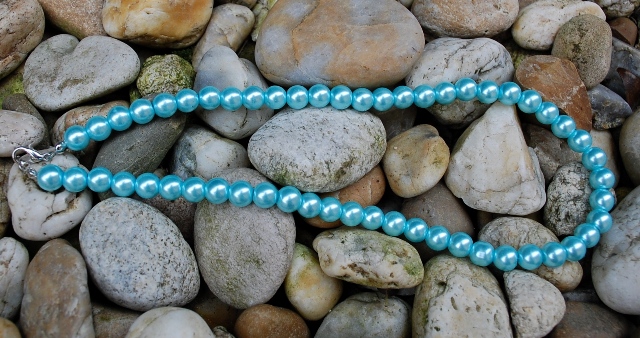 Náhrdelník modrý bledý perly brúsené sklo strieborná retiazka 