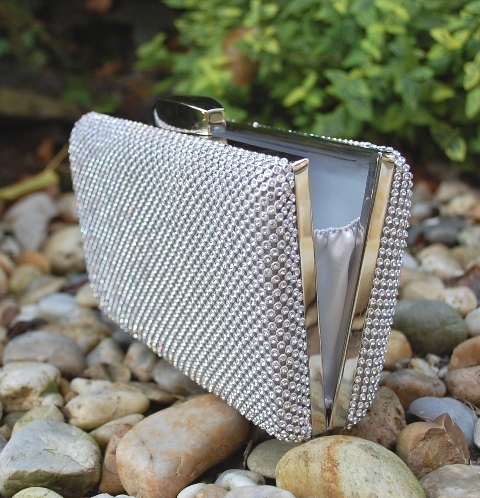 Kabelka strieborná štrasová plesová ozdobné zapínanie