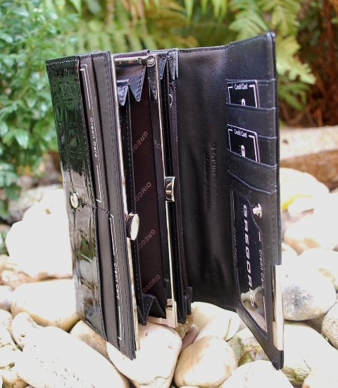 Dámska čierna lakovaná kožená peňaženka kovové zapínanie GREGORIO 