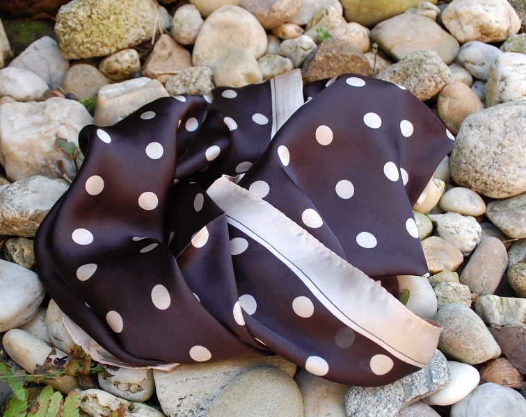 Šatka čierna biela hodvábná luxusná s guličkami 