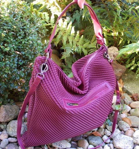 Kabelka bordová matná plastický prepletaný vzor