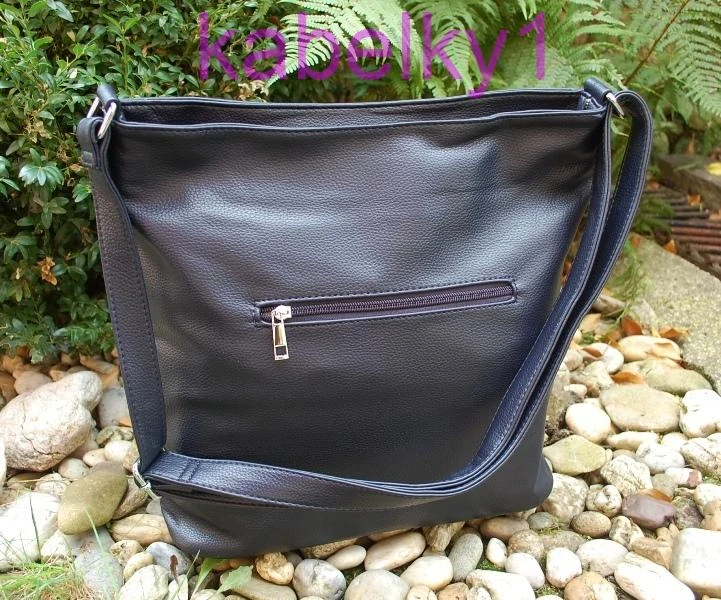 Kabelka modrá tmavá perforovaná crossbody strieborné zipsy