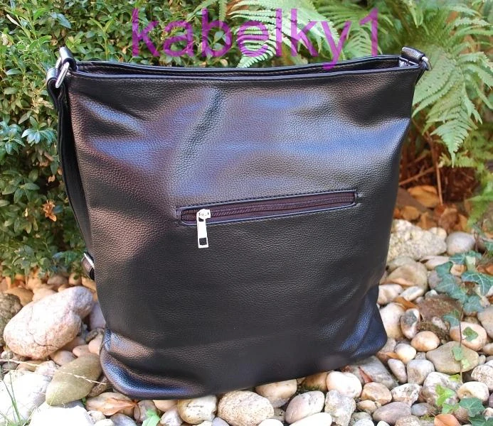 Kabelka čierna perforovaná crossbody strieborné zipsy