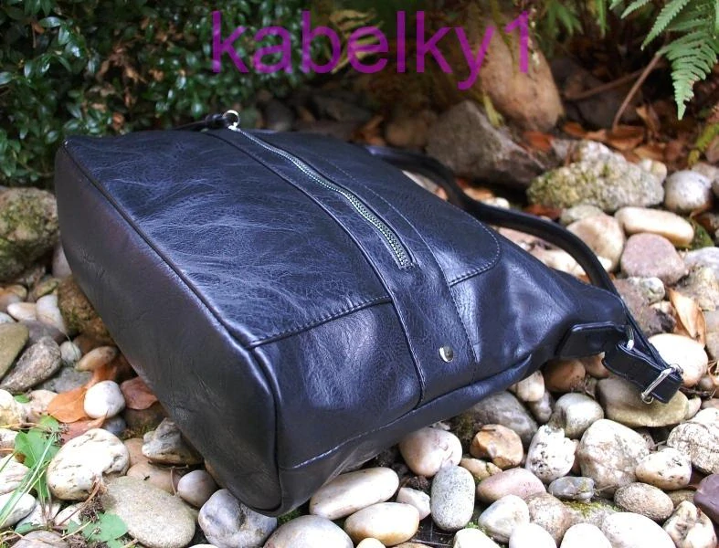 Kabelka čierna matná crossbody čierne zipsy a kovanie 
