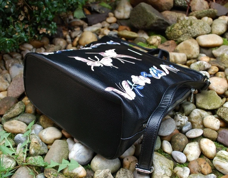 Kabelka čierna vyšívané motýle a kvety SILVIA ROSA